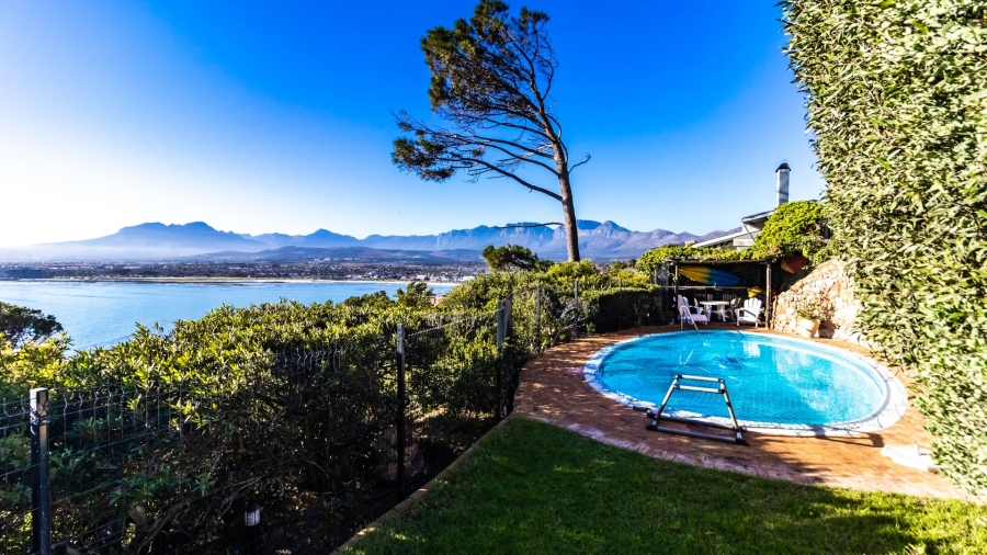 4 Bedroom Property for Sale in Mountainside Western Cape